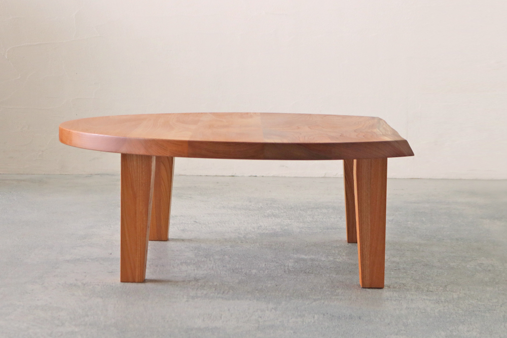 秋山木工WEB / 耳付きケヤキ材変形リビングテーブル 幅105cm(3103)