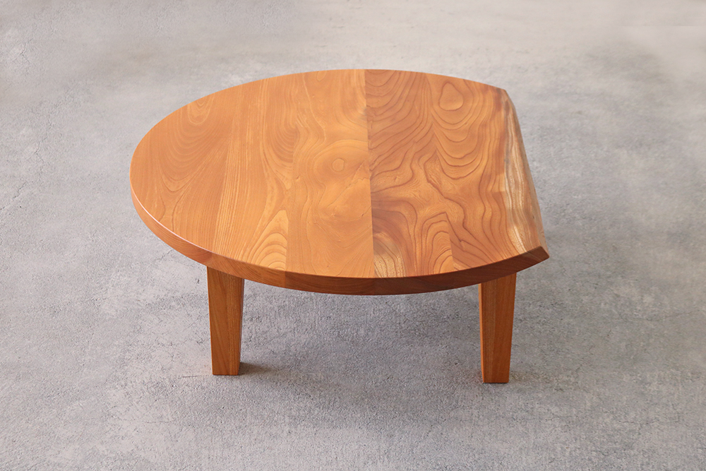 秋山木工WEB / 耳付きケヤキ材変形リビングテーブル 幅105cm(3103)